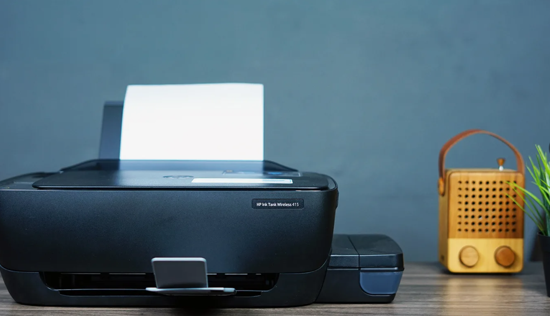 Принтер HP Ink Tank Wireless 415 на столе — иллюстрация линейки Ink Tank